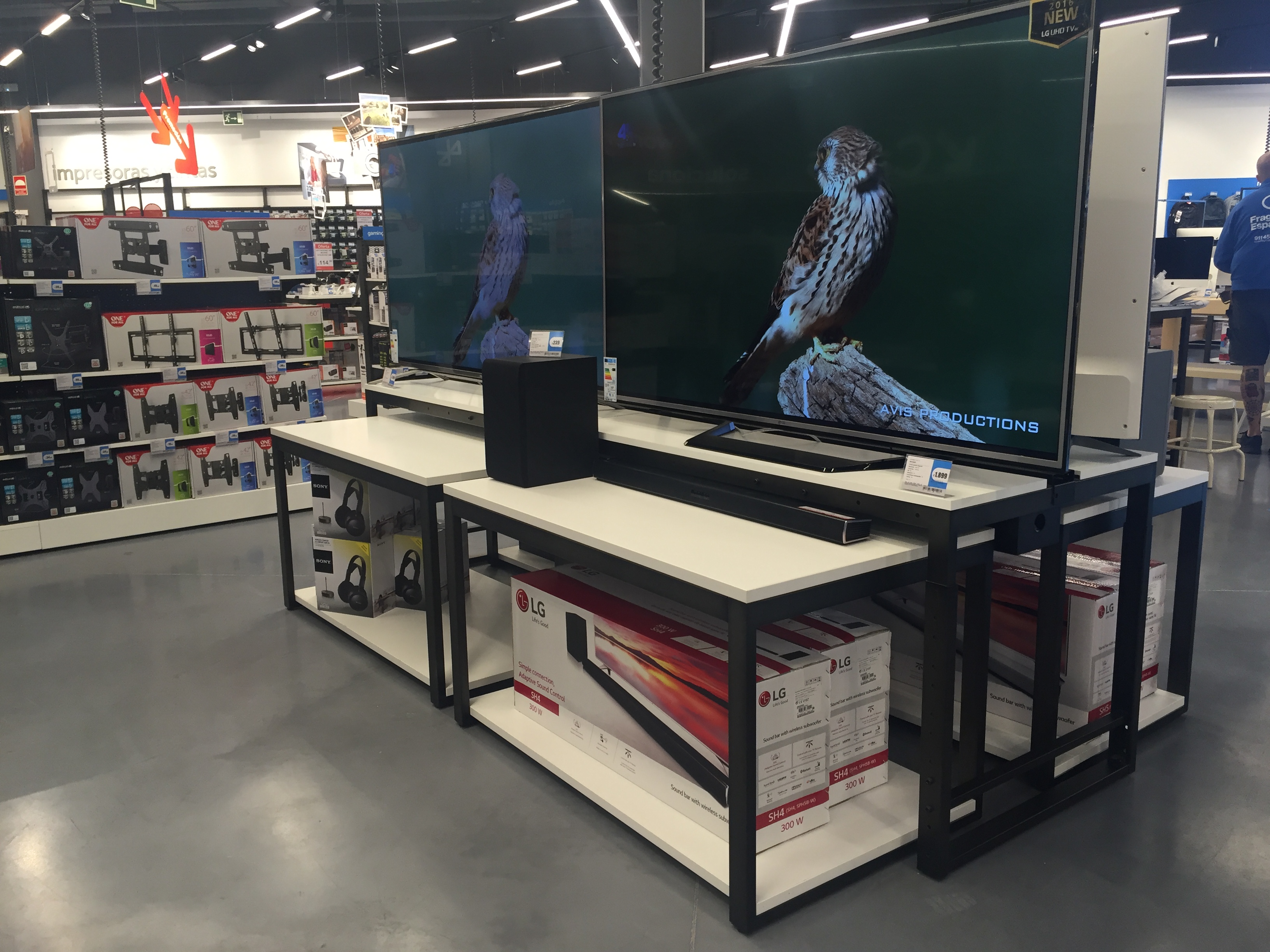 Worten electronics retail display installation in Soria, Spain